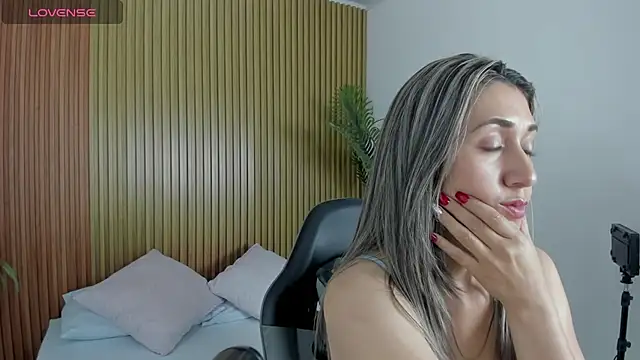 karlyy  online show from 11-26-25, 02:12