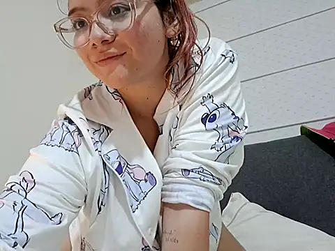 Red Lola  online show from 10-19-25, 04:46