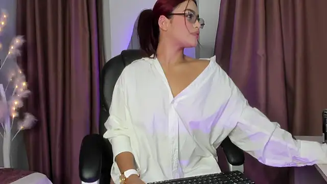 Snapshot of camila__bouzas chatting on 03-27-26, 11:32 camila bouzas online show from 03-27-26, 11:32