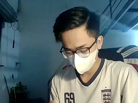 Snapshot of liamhn2k4 chatting on 10-29-25, 02:30 liamhn2k4 online show from 10-29-25, 02:30