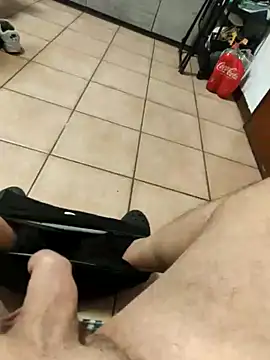 Snapshot of Italianstyle79 chatting on 11-17-25, 05:08 Italianstyle79 online show from 11-17-25, 05:08