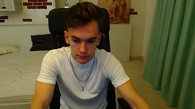 Snapshot of BradyFlint chatting on 10-21-25, 04:24 BradyFlint online show from 10-21-25, 04:24