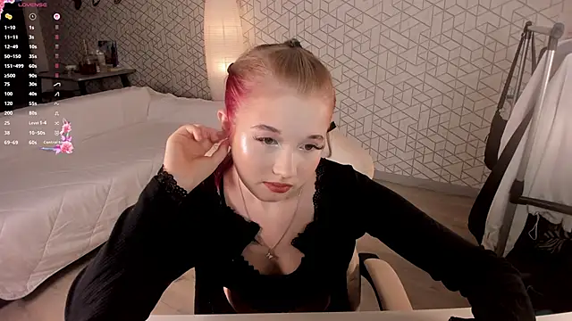 Snapshot of NayaValen chatting on 12-16-25, 03:44 NayaValen online show from 12-16-25, 03:44