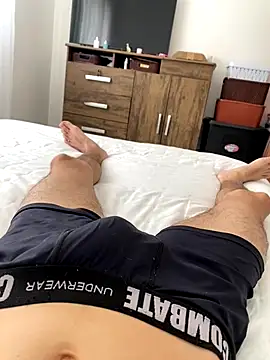 Snapshot of leozin01 chatting on 10-24-25, 05:42 leozin01 online show from 10-24-25, 05:42