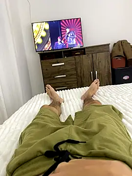 Snapshot of leozin01 chatting on 11-06-25, 12:00 leozin01 online show from 11-06-25, 12:00