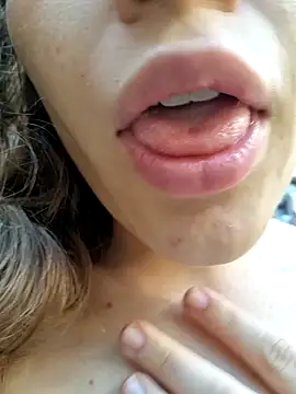 Snapshot of bambiluly chatting on 11-09-25, 12:14 bambiluly online show from 11-09-25, 12:14