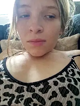 Snapshot of bambiluly chatting on 11-11-25, 08:09 bambiluly online show from 11-11-25, 08:09