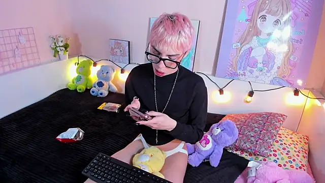 Strawberry Kitty  online show from 11-15-25, 04:21