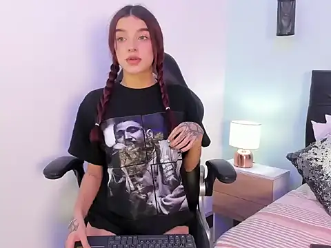 Coral Jhones online show from 10-20-25, 12:33