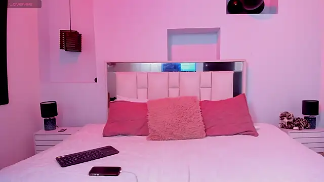 Coral Jhones online show from 11-12-25, 04:35