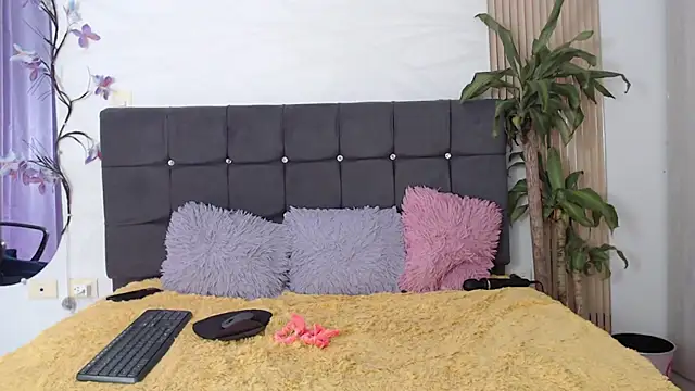 Snapshot of sharon_ivanna12 chatting on 11-10-25, 07:02 sharon ivanna12 online show from 11-10-25, 07:02