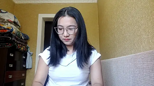 LinneaHyles online show from 11-06-25, 04:02