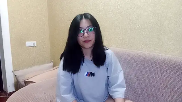 LinneaHyles online show from 11-28-25, 01:14