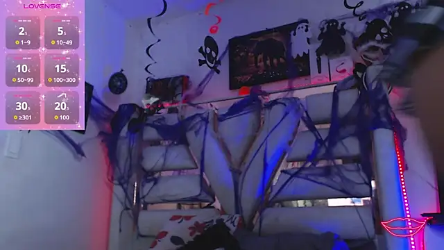 Snapshot of Hanna_Plum chatting on 10-29-25, 01:41 Hanna Plum online show from 10-29-25, 01:41