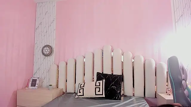 Isabella Marsh online show from 12-15-25, 12:42