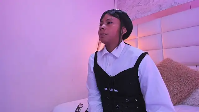 Snapshot of Sofia_clk chatting on 11-25-25, 03:28 Sofia clk online show from 11-25-25, 03:28