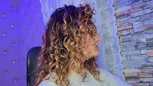 EmiliRouse  online show from 11-25-25, 03:06