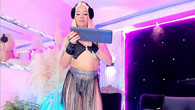 Snapshot of Queens_Wonders_Blonders chatting on 10-26-25, 07:31 Queens Wonders Blonders online show from 10-26-25, 07:31