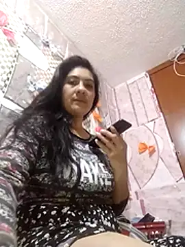 Snapshot of luzdelunas chatting on 10-29-25, 11:39 luzdelunas online show from 10-29-25, 11:39