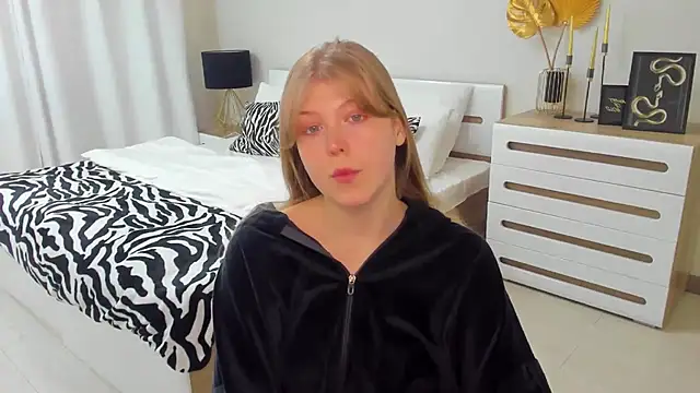 Snapshot of Stella_Light chatting on 11-08-25, 04:23 Stella Light online show from 11-08-25, 04:23