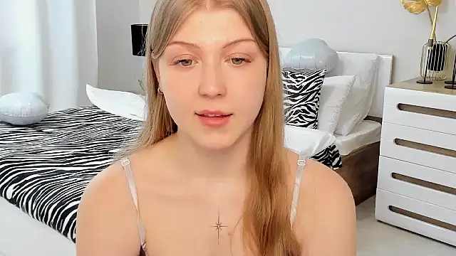 Snapshot of Stella_Light chatting on 02-12-26, 12:22 Stella Light online show from 02-12-26, 12:22