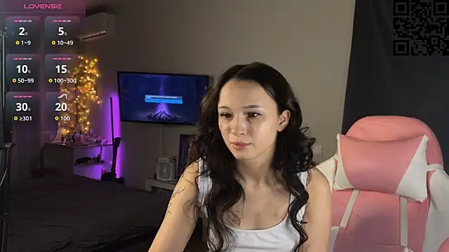 Snapshot of ella_simons chatting on 11-23-25, 01:05 ella simons online show from 11-23-25, 01:05