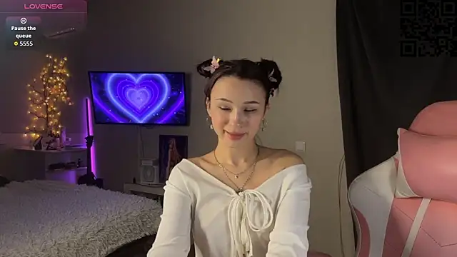 Snapshot of ella_simons chatting on 12-02-25, 01:11 ella simons online show from 12-02-25, 01:11