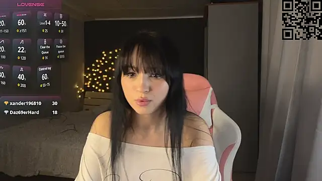 Snapshot of ella_simons chatting on 03-20-26, 12:37 ella simons online show from 03-20-26, 12:37