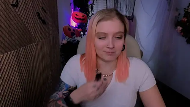 Snapshot of Kiki_shay chatting on 10-28-25, 09:06 Kiki shay online show from 10-28-25, 09:06