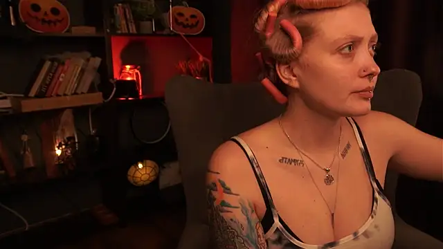 Snapshot of Kiki_shay chatting on 10-31-25, 01:12 Kiki shay online show from 10-31-25, 01:12