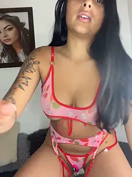 Snapshot of morenaQueen_ chatting on 11-14-25, 08:29 morenaQueen online show from 11-14-25, 08:29