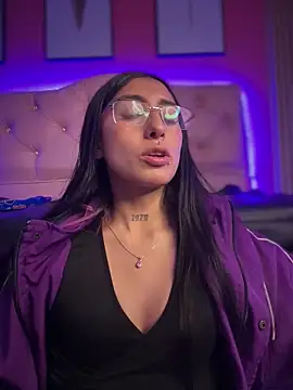 Snapshot of Violeet-Smith chatting on 10-21-25, 02:29 Violeet-Smith online show from 10-21-25, 02:29