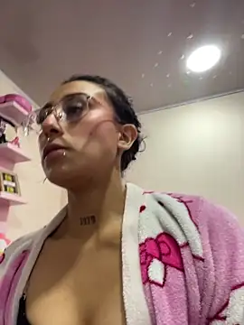 Snapshot of Violeet-Smith chatting on 10-25-25, 07:19 Violeet-Smith online show from 10-25-25, 07:19