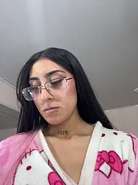 Snapshot of Violeet-Smith chatting on 11-20-25, 09:36 Violeet-Smith online show from 11-20-25, 09:36