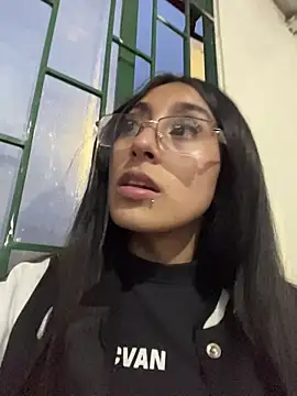 Snapshot of Violeet-Smith chatting on 11-23-25, 10:53 Violeet-Smith online show from 11-23-25, 10:53