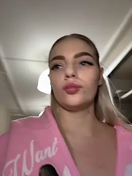 Snapshot of HugeBoobsAlice chatting on 11-08-25, 01:33 HugeBoobsAlice online show from 11-08-25, 01:33