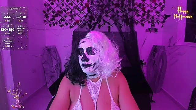 Karly Closson online show from 10-30-25, 04:47