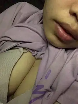 Snapshot of Miuu-Miuu chatting on 11-18-25, 04:55 Miuu-Miuu online show from 11-18-25, 04:55