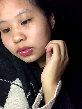 Snapshot of Miuu-Miuu chatting on 11-23-25, 01:44 Miuu-Miuu online show from 11-23-25, 01:44