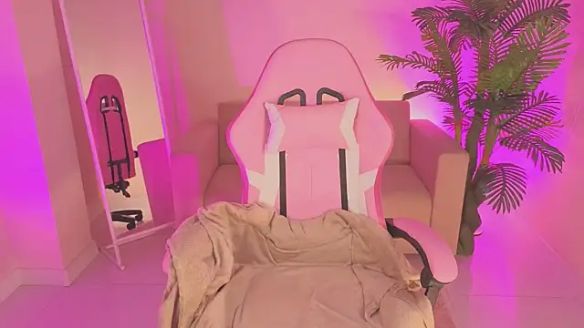 Snapshot of Linda_Sweetiest chatting on 12-05-25, 12:52 Linda Sweetiest online show from 12-05-25, 12:52