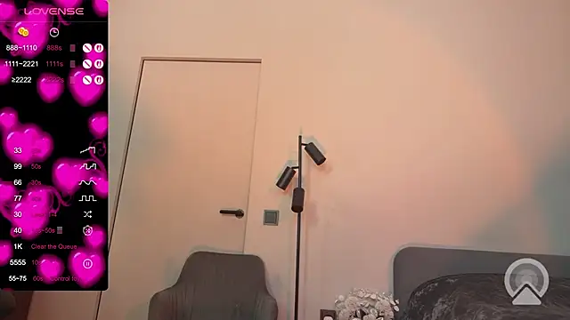 Snapshot of majestic_madam chatting on 12-21-25, 06:42 majestic madam online show from 12-21-25, 06:42