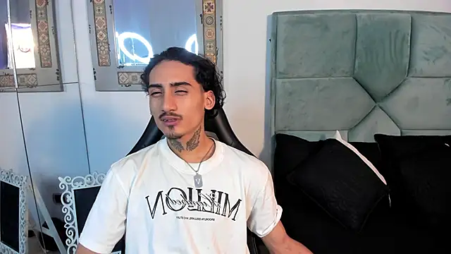 Snapshot of Mr_Strike chatting on 10-28-25, 02:26 Mr Strike online show from 10-28-25, 02:26