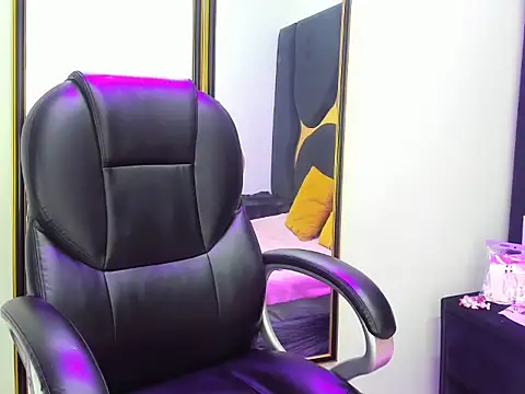 Snapshot of Gianna_Johnson chatting on 11-21-25, 04:33 Gianna Johnson online show from 11-21-25, 04:33