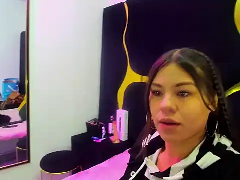 Snapshot of Gianna_Johnson chatting on 12-05-25, 02:53 Gianna Johnson online show from 12-05-25, 02:53