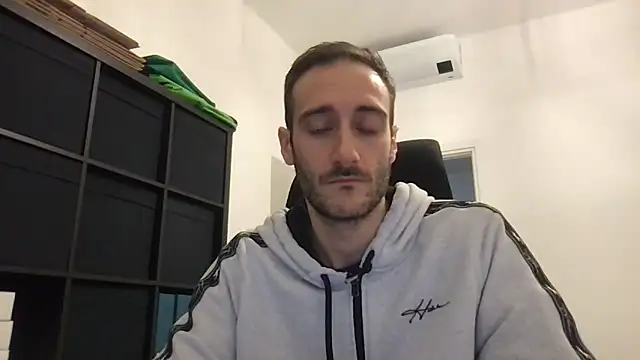 Snapshot of LukaShyGuy chatting on 11-26-25, 09:05 LukaShyGuy online show from 11-26-25, 09:05