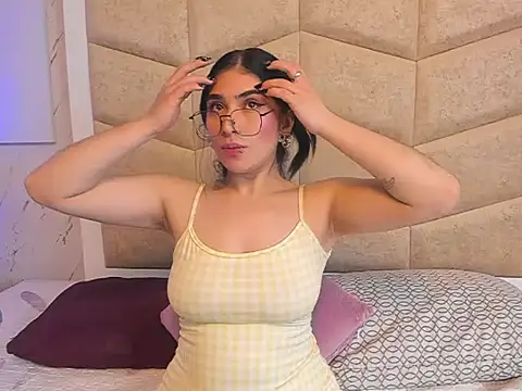 Snapshot of EmmaColliinss chatting on 10-28-25, 01:58 EmmaColliinss online show from 10-28-25, 01:58