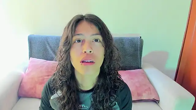 Snapshot of emily_jonessxx chatting on 11-11-25, 07:03 emily jonessxx online show from 11-11-25, 07:03