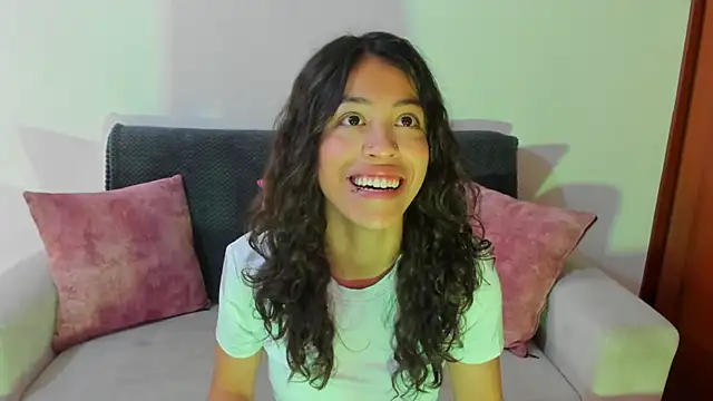 Snapshot of emily_jonessxx chatting on 11-14-25, 06:50 emily jonessxx online show from 11-14-25, 06:50