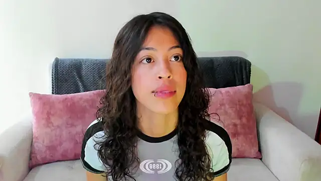 Snapshot of emily_jonessxx chatting on 11-15-25, 06:15 emily jonessxx online show from 11-15-25, 06:15