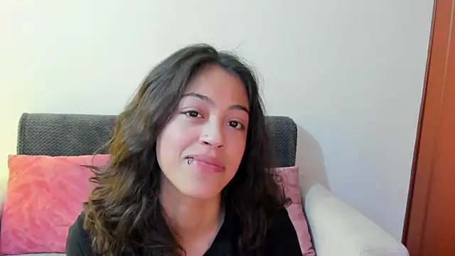 Snapshot of emily_jonessxx chatting on 11-24-25, 07:13 emily jonessxx online show from 11-24-25, 07:13